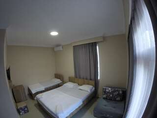 Отель Hotel Estonia Two Кобулети Трехместный номер с ванной комнатой-1