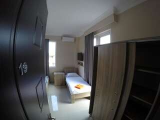 Отель Hotel Estonia Two Кобулети Двухместный номер с 2 отдельными кроватями и ванной-1